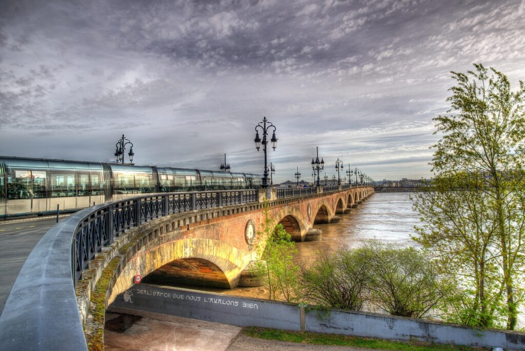 Pont de pierre Bordeaux avec tram