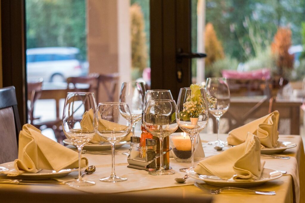 Table dressee pour un diner de fete Bordeaux