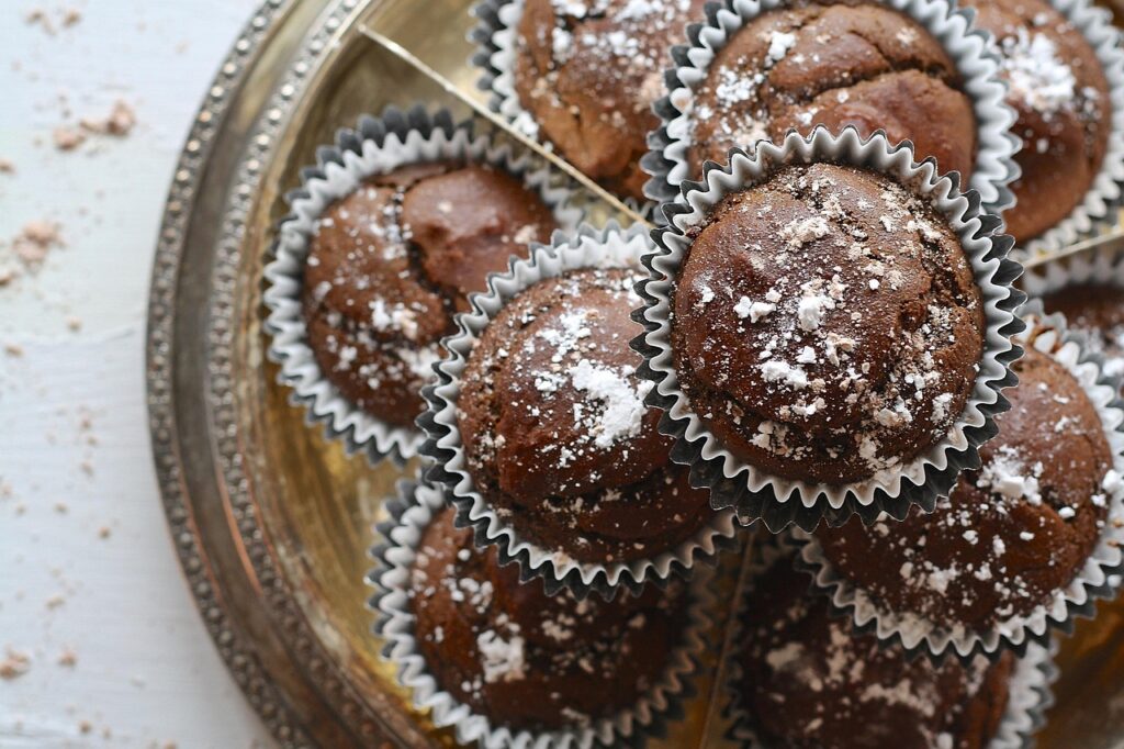 Petites patisseries brunes saupoudrees de sucre sur un plateau