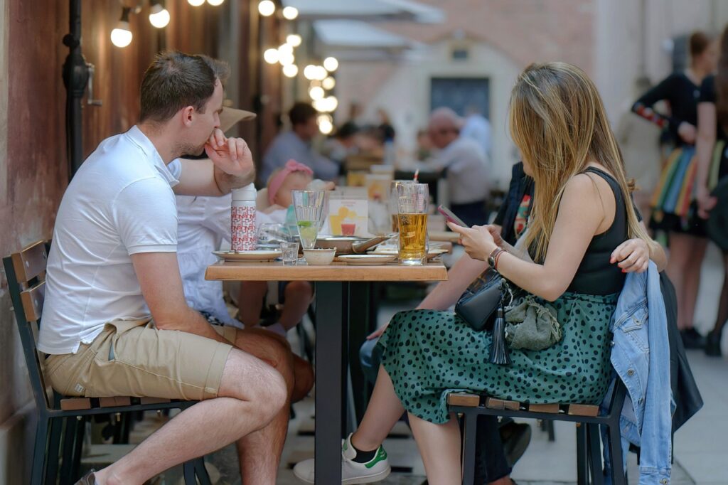 Groupe d'amis profitant d'une sortie conviviale en terrasse un week-end ensoleillé