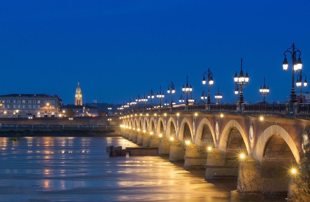 Pont de Pierre de Bordeaux illumine la nuit