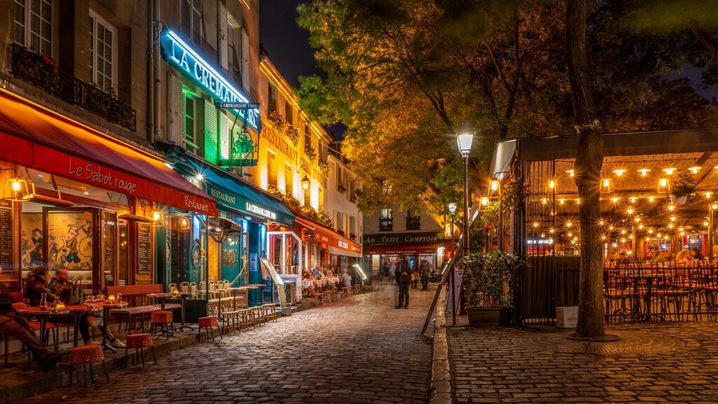 Comptoir en zinc d'un bistrot français traditionnel avec ardoise du plat du jour