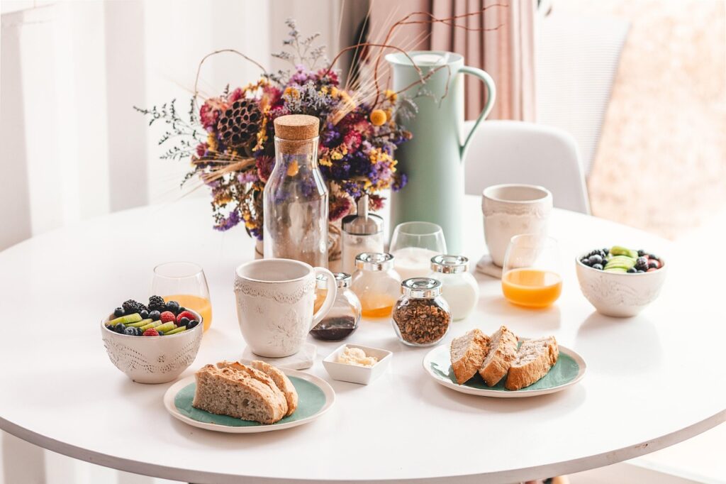 Table de brunch garnie de nourriture et de café