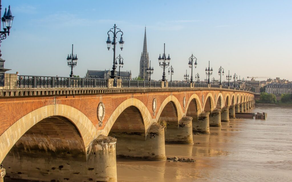 Le pont de Pierre de Bordeaux et ses arches enjambant la Garonne au coucher du soleil
