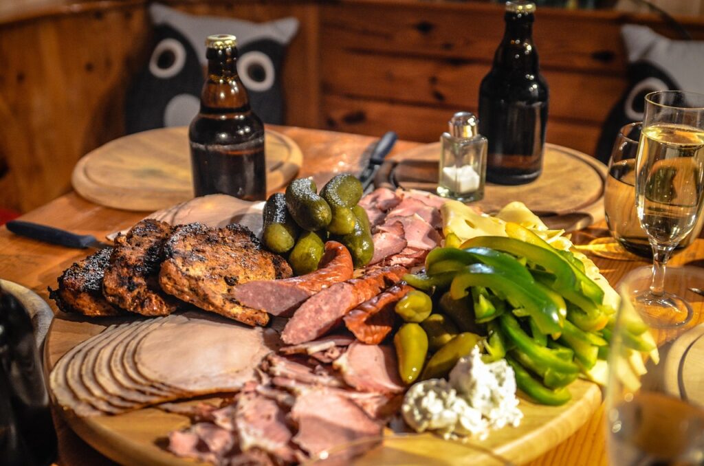 Table de spécialités culinaires lyonnaises avec quenelles charcuterie et pralines roses