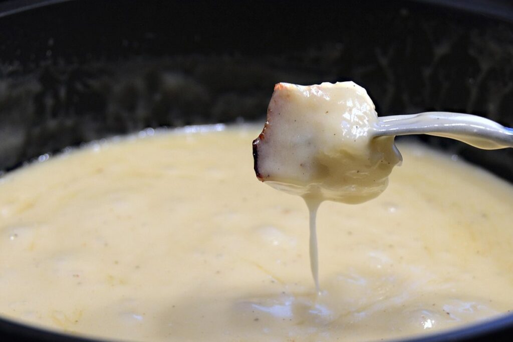 Réussir sa fondue savoyarde : le guide complet du bistrot