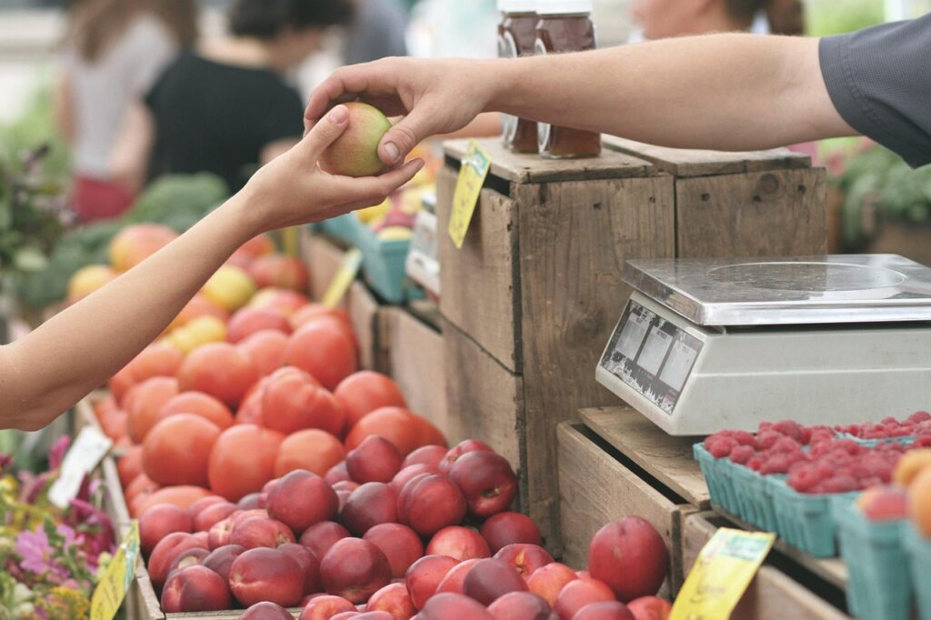 Étal coloré de fruits et légumes sur un marché traditionnel à Bordeaux.